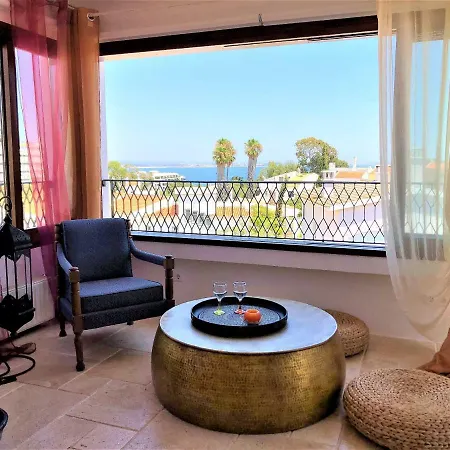 Uma Casa A Beira Sol