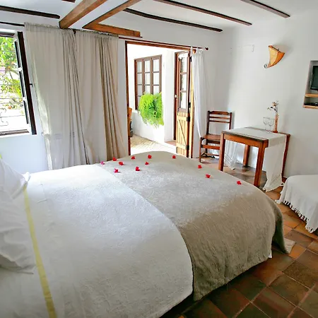 Uma Casa A Beira Sol לינה וארוחת בוקר לאגוּ‏ש